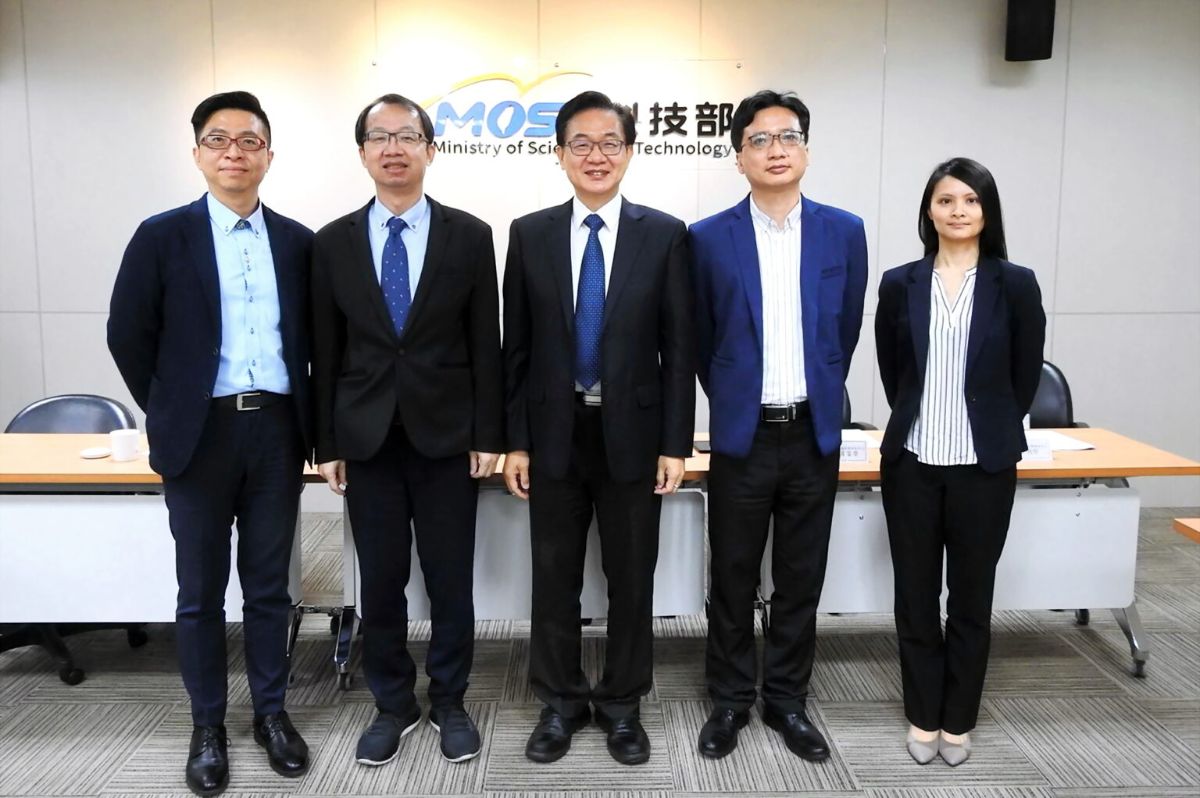 相關人員於記者會合影