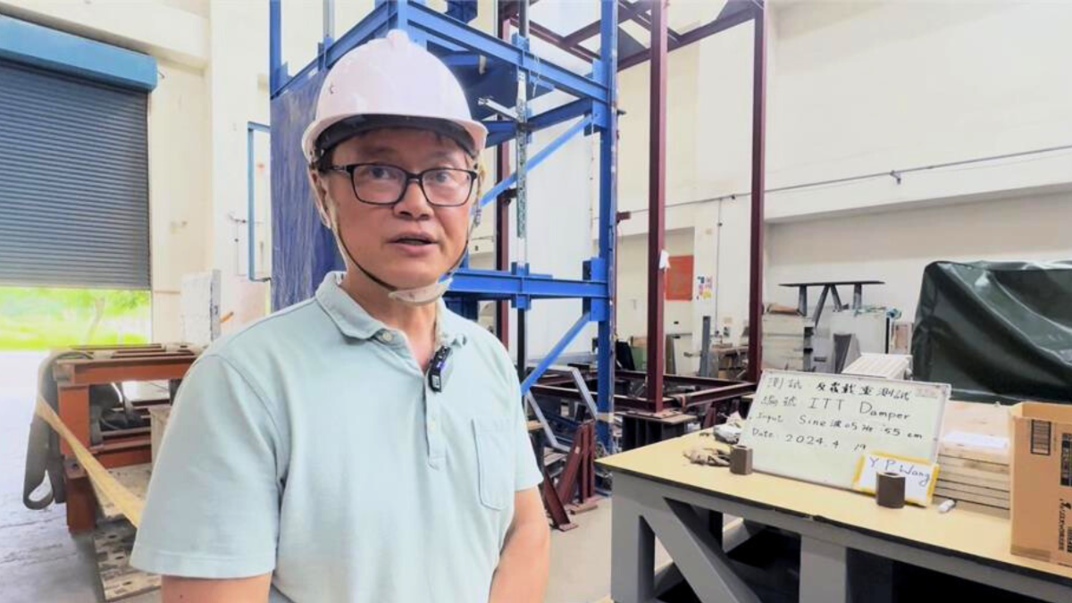 Professor Yen-Po Wang from the Department of Civil Engineering at NYCU and the research team conducted seismic simulation tests for the vibration control of automated warehouse systems in technology factories.