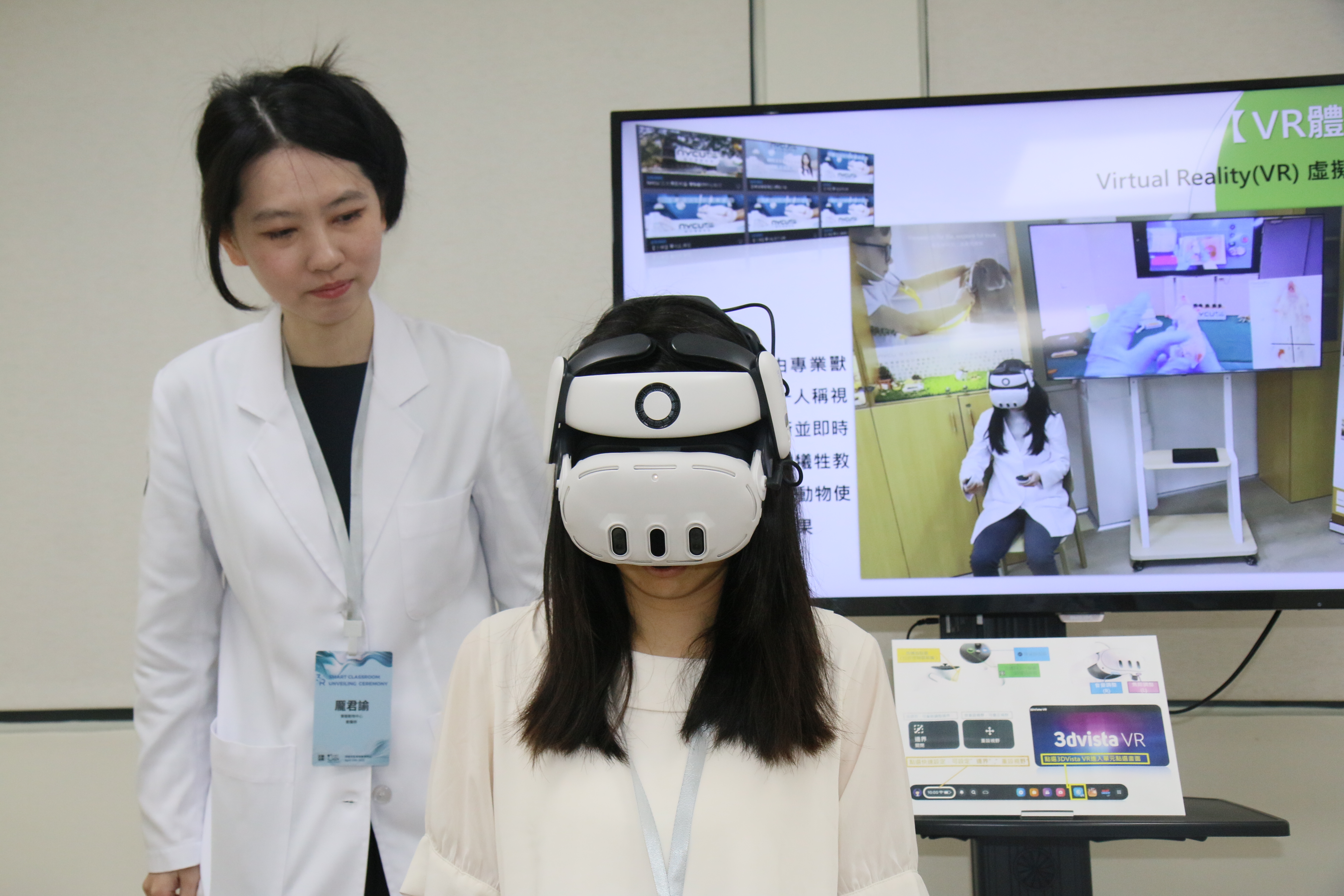 VR系統與360度虛擬導覽以第一人稱視角設計教材，參與者可體驗對小鼠進行尾靜脈注射等專業教材