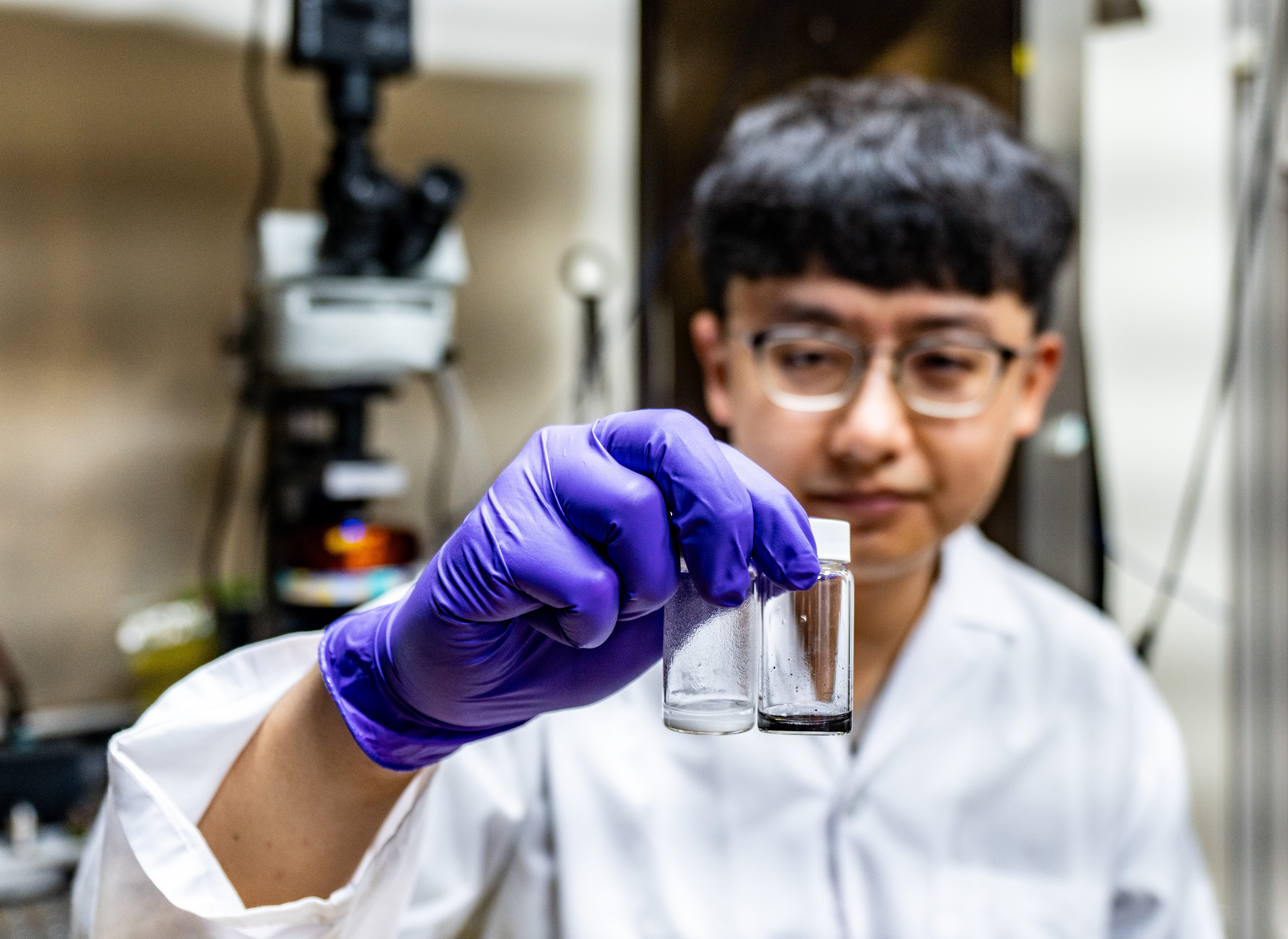 黑色磁性奈米碟可以將磁場轉換為機械力，白色壓電奈米粒子可以把機械力轉換為電力