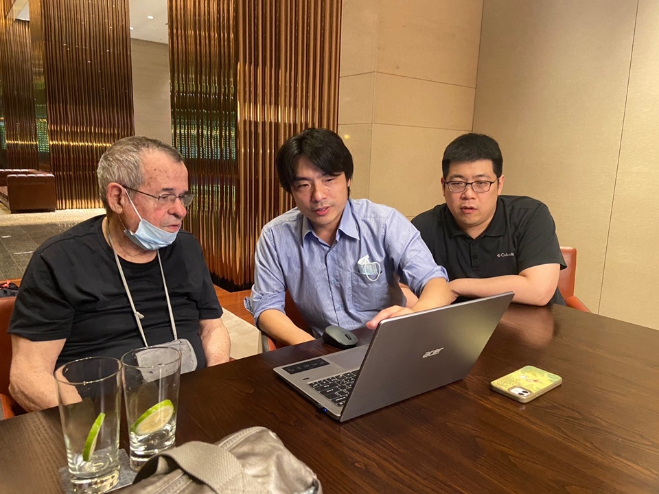 圖為羅惟正(中)與2013年諾貝爾化學獎得主Arieh Warshel教授(左)第一次面對面討論