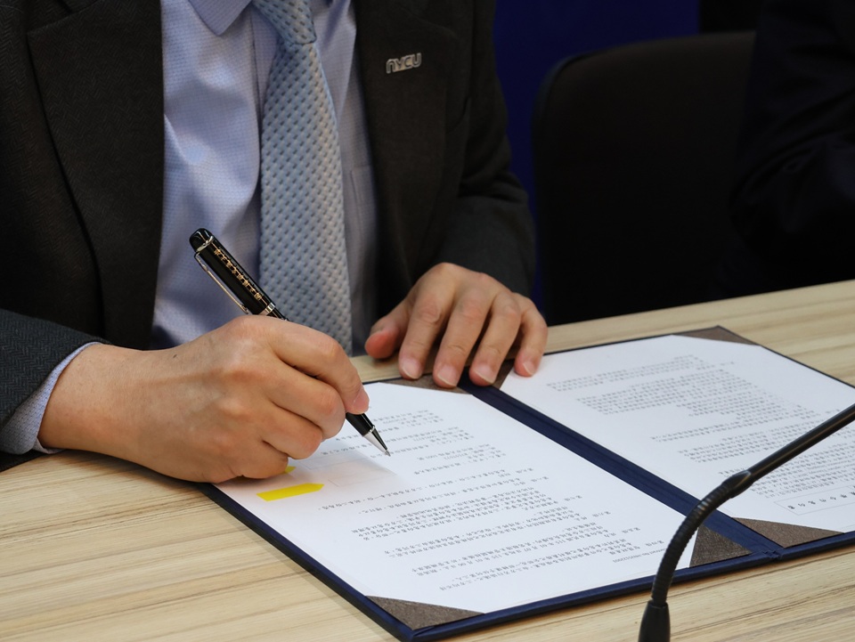 陽明交大、禾榮科技及竹銘基金會簽署產學研究合作意向書。博愛校區興建中的竹銘醫院，將引進加速器型硼中子捕獲治療。