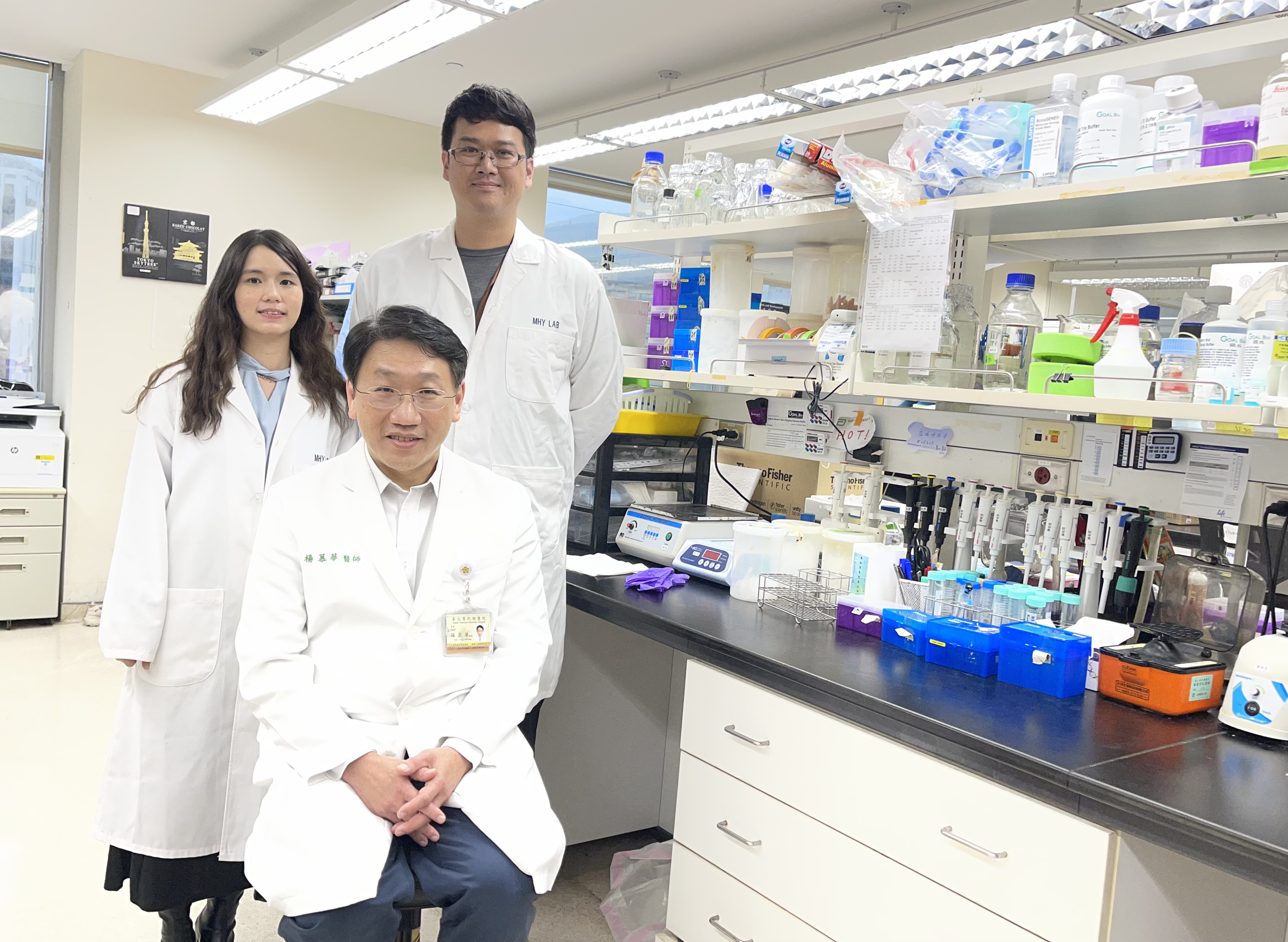 研究團隊成員，臨床醫學研究所賴冠甄同學(左)，楊慕華教授(中)，邱柏憲博士(右)