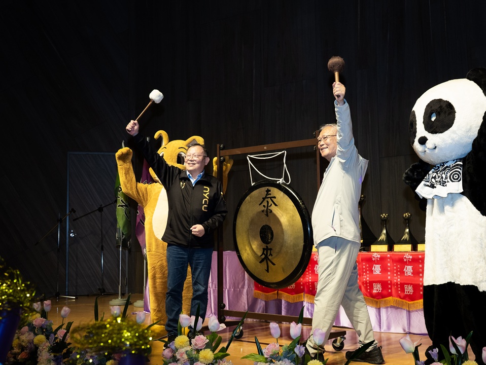 丙午梅竹在敲鑼聲中正式開打(左為林奇宏校長，右為清華大學戴念華副校長)