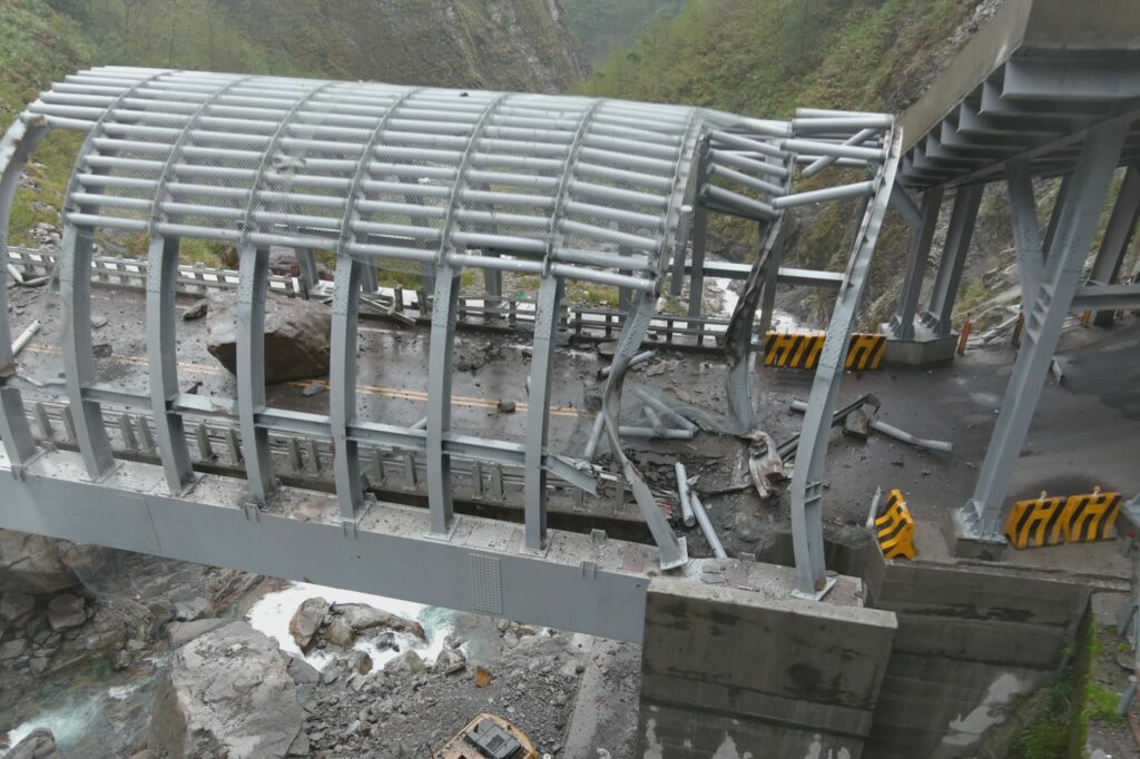 大勇橋遭遇巨石重擊嚴重受損