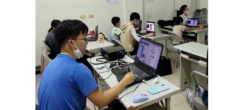 學業績優的電機系黃南輝除成績優異,同時投入公益行動,包括徒步募款與教導弱勢孩童程式設計
