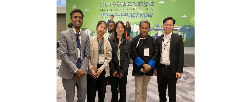 醫學系胡芳寧(左二)連續兩年擔任亞洲醫學生會議台灣學術代表,並投入國際青年論壇與醫療服務學習,