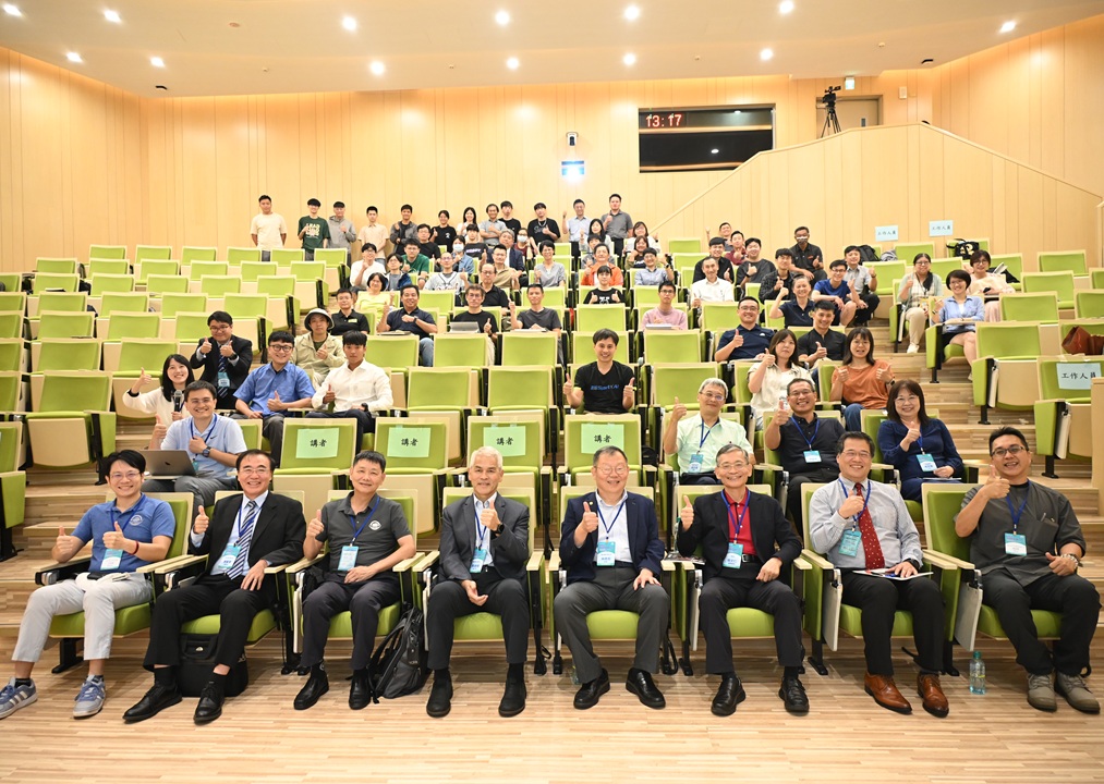 圖一：專家學者與會踴躍，總統府國策顧問簡文仁顧問（前排右三）、陽明交大副校長蔚順華（前排左三）、唐震寰副校長（左二）、交大校友總會王統億副執行長（左一），共同與產官學代表熱烈討論。