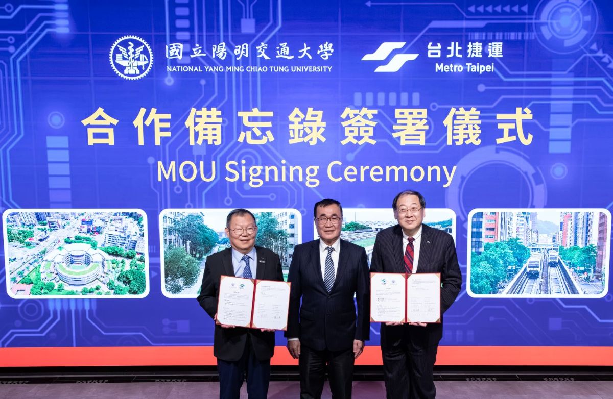 陽明交大與台北捷運公司昨日(15日)在臺北副市長李四川(中)見證下,由林奇宏校長(左)及趙紹廉董事長(右)代表簽署合作備忘錄。
