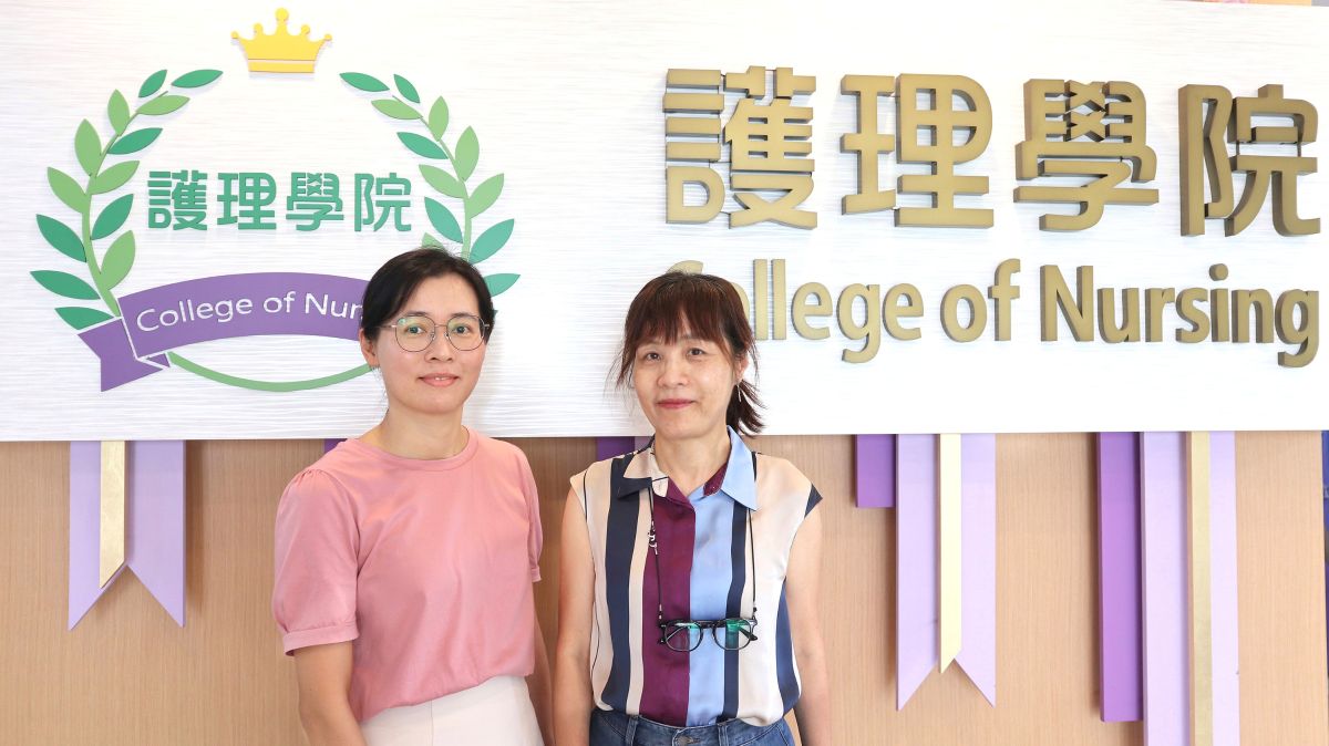 亞洲大學護理系擔任講師的黃秀雲(左)與護理學院院長簡莉盈
