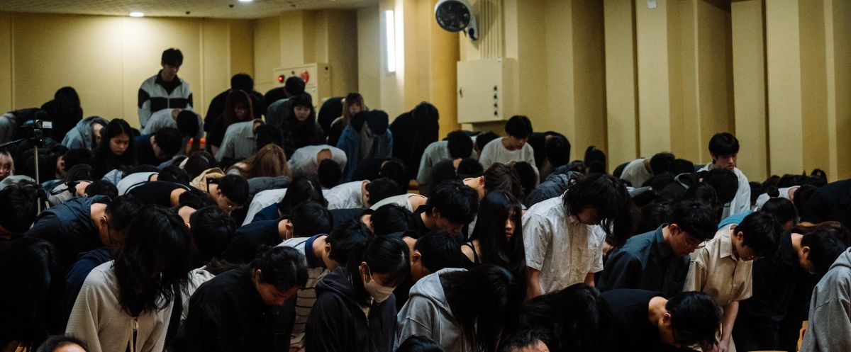 學生向大體老師靈位及其家屬致謝。