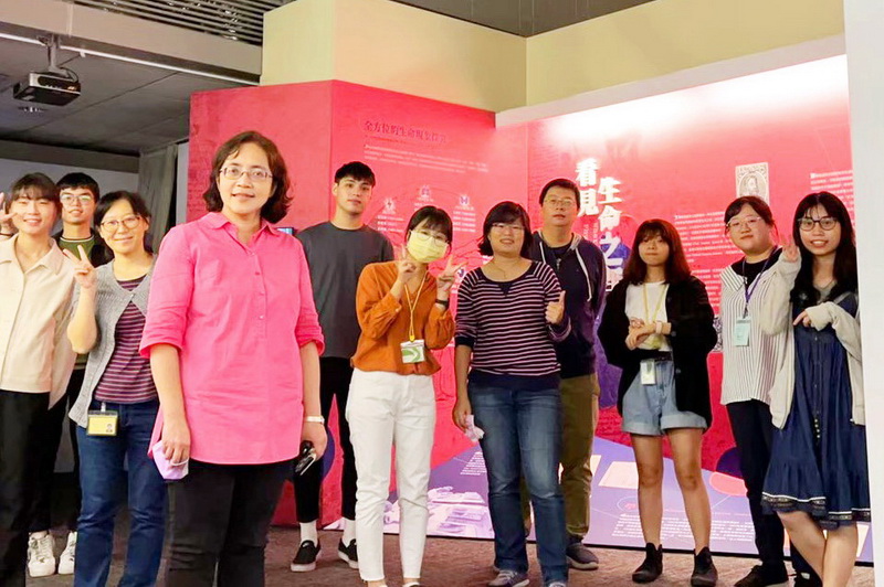 Group photo in the laboratory of Professor Li Yixuan, Institute of Physiology, Yangming Jiaotong University