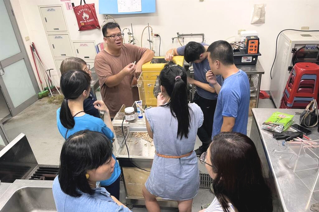 NYCU leads teachers in the laboratory to experience the milling, component extraction, and testing of sorghum rice, and demonstrates the on-site production of puffed sorghum rice cakes using a puffing machine. (Photo from Kinmen High School)