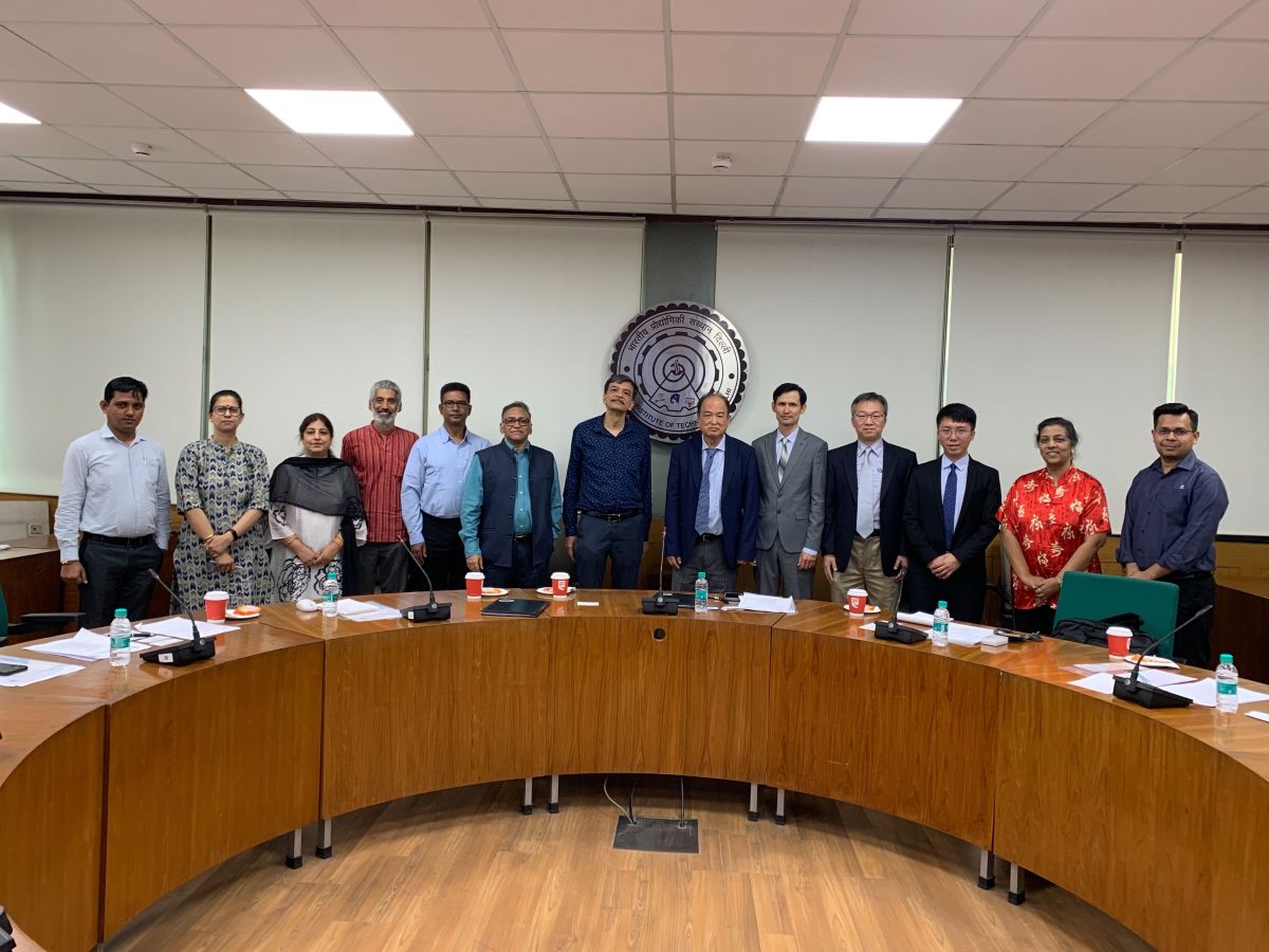 President Chang Yi of ICST, along with the President and Director of Research and Development of IITD, and representatives from both institutions, posing for a group photo to commemorate the collaborative efforts.