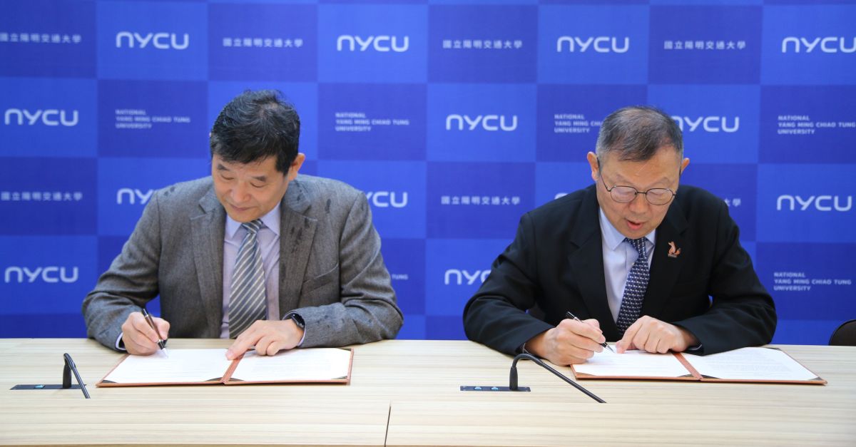 resident Chi-Hung Lin of NYCU (right) and Vice President Chen-Yi Lee (left) signing a memorandum of cooperation to jointly establish the Taiwan U.S. Climate Club.