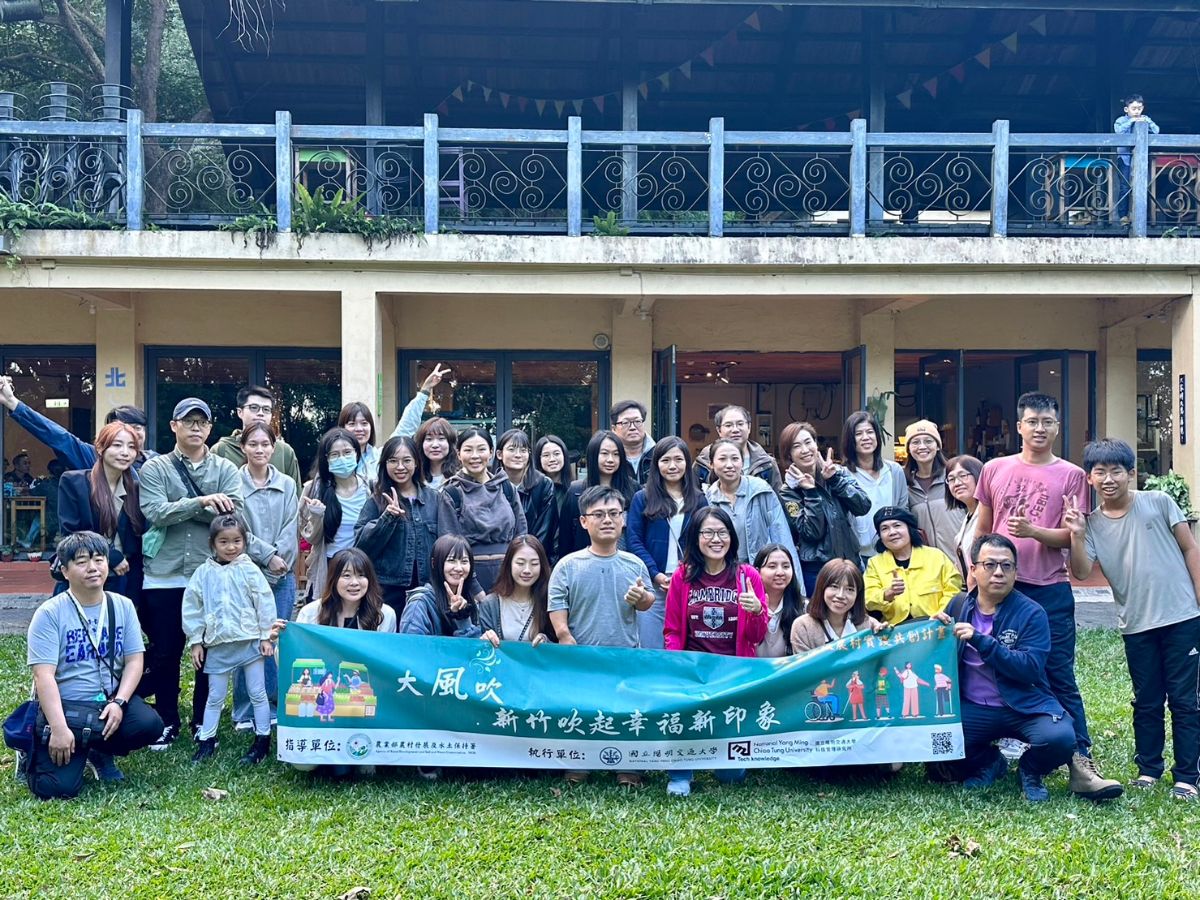  Group photo of the event with participating students, (middle left) Mr. Kai-Yung Chuang  and (middle right) Associate Professor Sirirat Sae Lim.