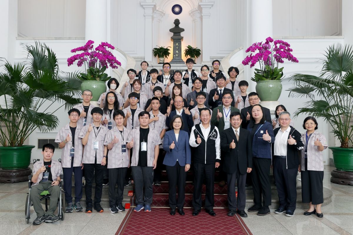 President Ing-wen Tsai meets with Taiwan Team ‘TWN 48’, cheering together for the athletes' excellent achievements.