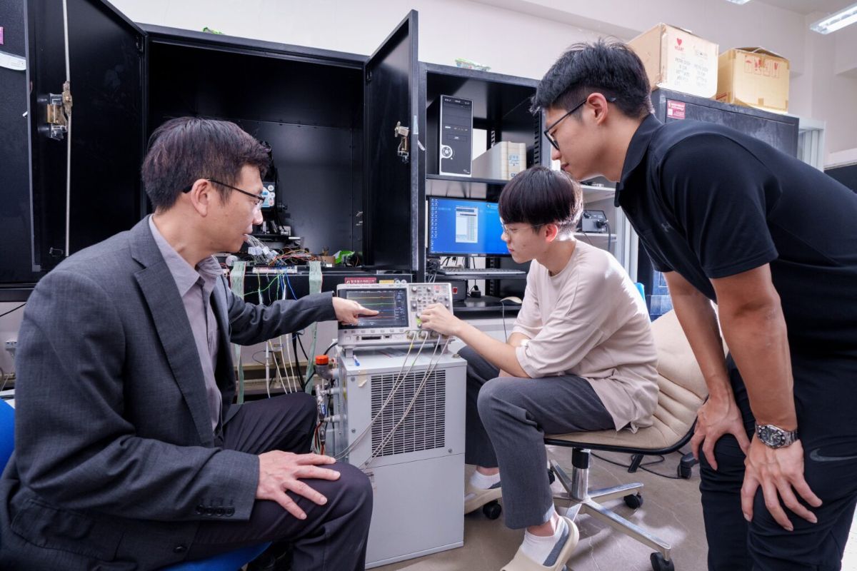 Professor Po-Tsun Liu discussed experimental data with the laboratory team