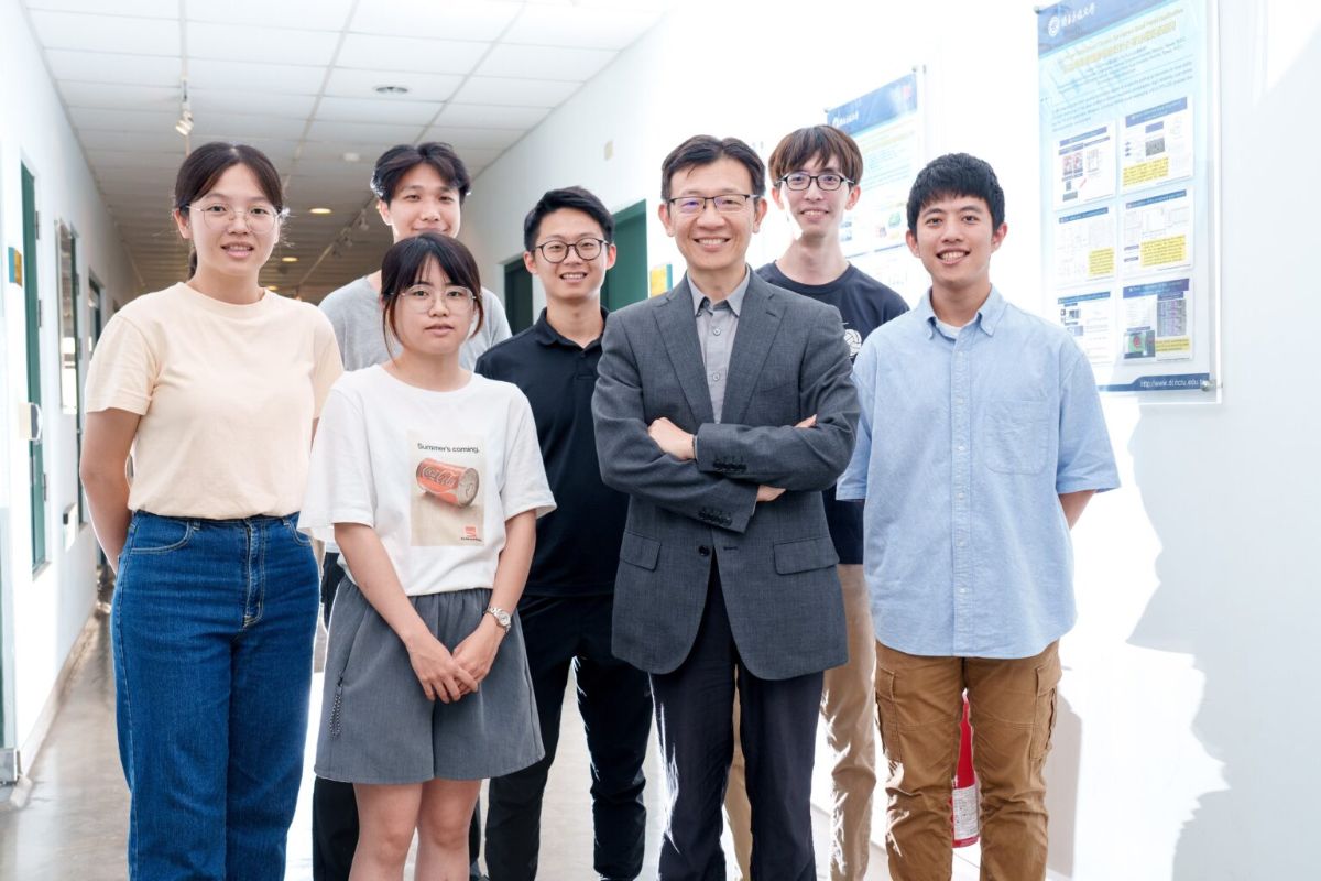 Professor Po-Tsun Liu and the laboratory team