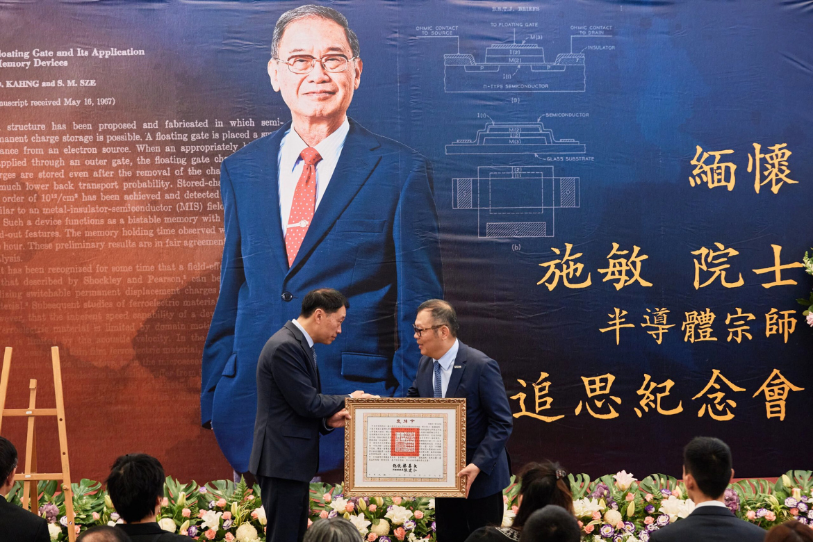NYCU president Chi-hung Lin presented an honorary citation furnished by the President's Office, a government recognition of those with exemplary contributions to the country.