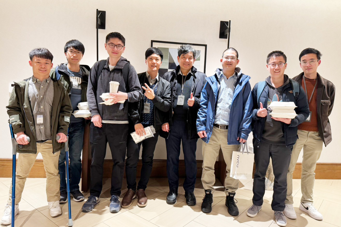 Vice President Lee Chen-yi (fourth from the right) invites Stanford and Berkeley international students to return to Taiwan.