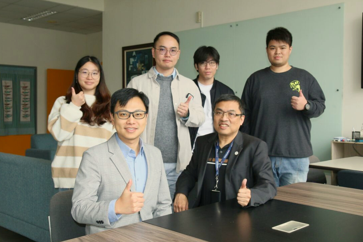 The research achievement is attributed to the excellent collaboration between the Department of Photonics at our university, led by Assistant Professor Yao-Wei Huang (front row, left), a young scholar from NYCU, and the team from HHRI's Semiconductor Division, led by Dr. Hao-Chung Kuo (front row, right), Director, and Dr. Yu-Heng Hong (back row, second from left).