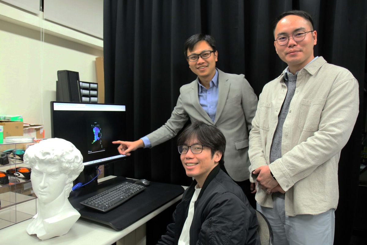 The research team members include Assistant Professor Yao-Wei Huang (back row, left), Dr. Yu-Heng Hong (back row, right), and the first author, doctoral candidate Wen-Cheng Hsu.