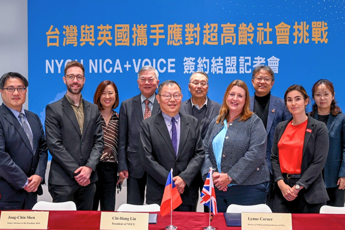In the presence of Presidential Advisor Jong-Chin Shen (2nd from right in the back row), Chairman of Acer and Director of the Smart Aging Foundation, Stan Shih (3rd from left in the back row), and Jessica Henry, Director of the Economic Division at the British Office Taipei (1st from right in the front row), a memorandum of understanding was signed jointly by Chi-Hung Lin, President of NYCU (3rd from right in the front row), and Lynne Corner, Vice Director of the NICA and CEO of VOICE (2nd from right in the front row), marking the collaboration.