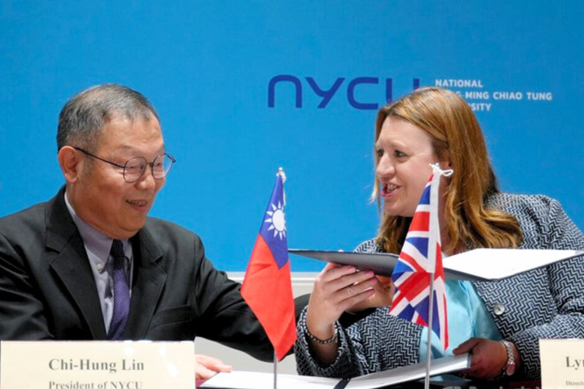 During the press conference in Taipei on March 19, President Chi-Hung Lin of NYCU and Lynne Corner, Deputy Director of NICA, signed an MOU. (photo from Central News Agency)