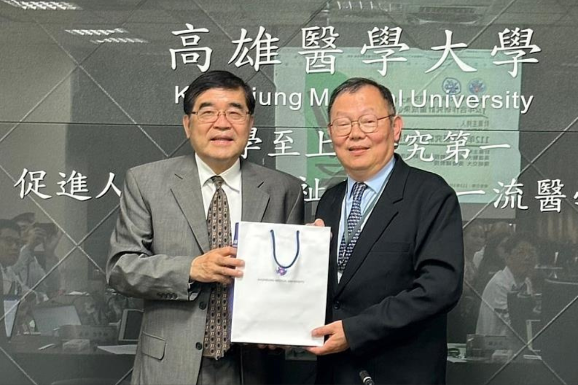 President Chun-Yuh Yang of KMU (left) exchanges gifts with President Chi-Hung Lin of NYCUniversity (right).