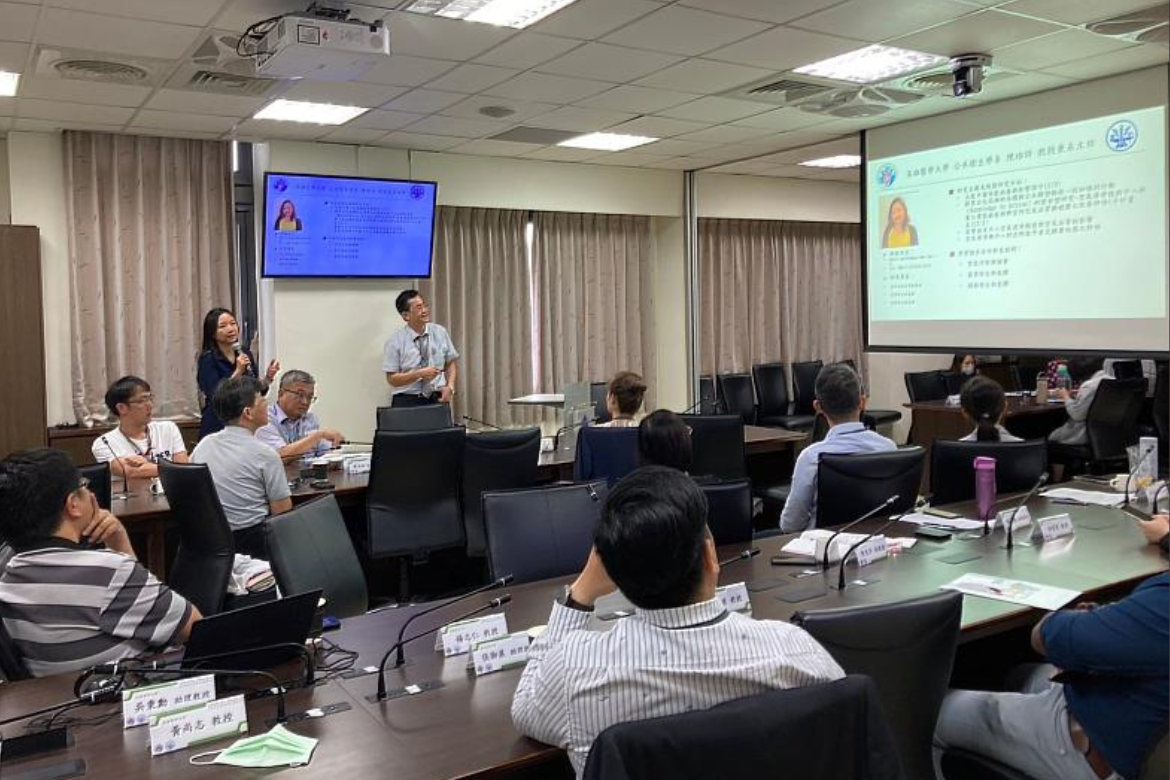 Kaohsiung Medical University and National Yang Ming Chiao Tung University present their research findings, seeking opportunities for mutual collaboration.