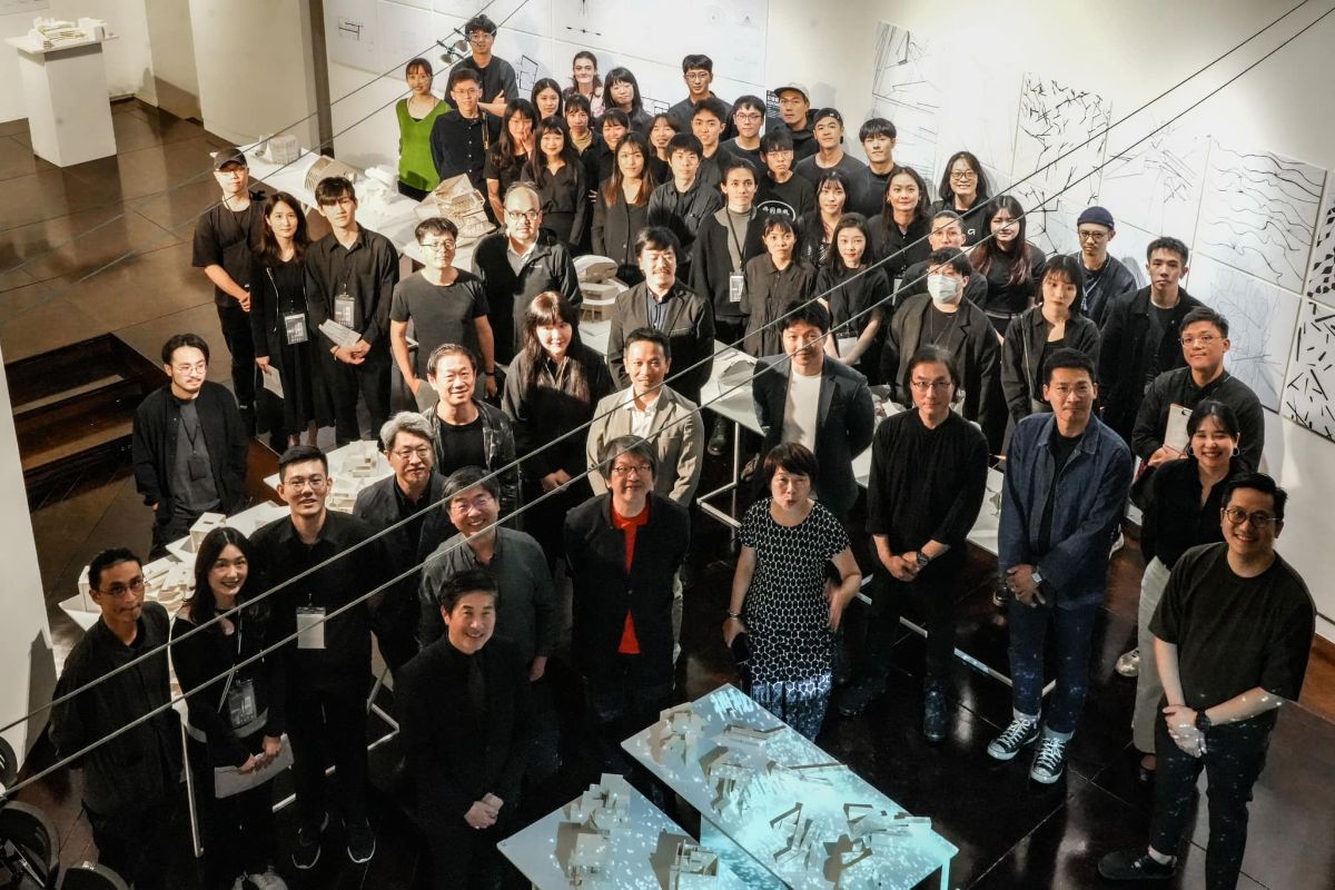 The opening group photo of the exhibition on 3/28.
