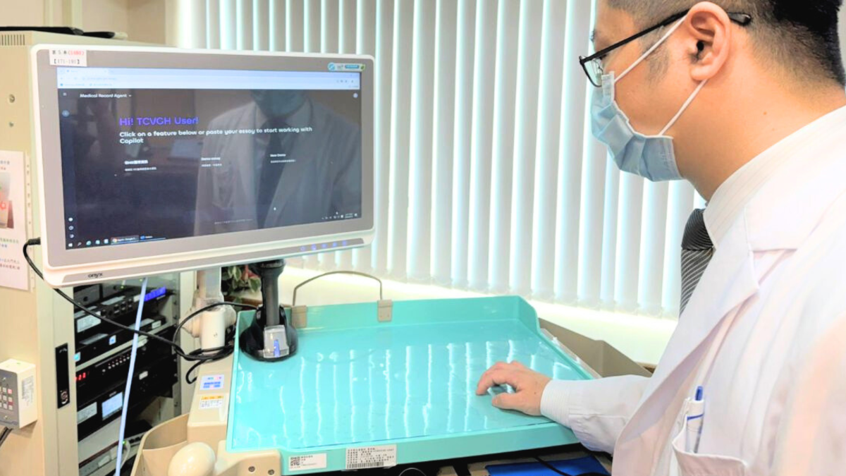 Deputy Executive Director Sheng-Yang Huang of the TCVGH Smart Healthcare Committee demonstrates the Medical Record Agent's automatic completion of medical record summaries.