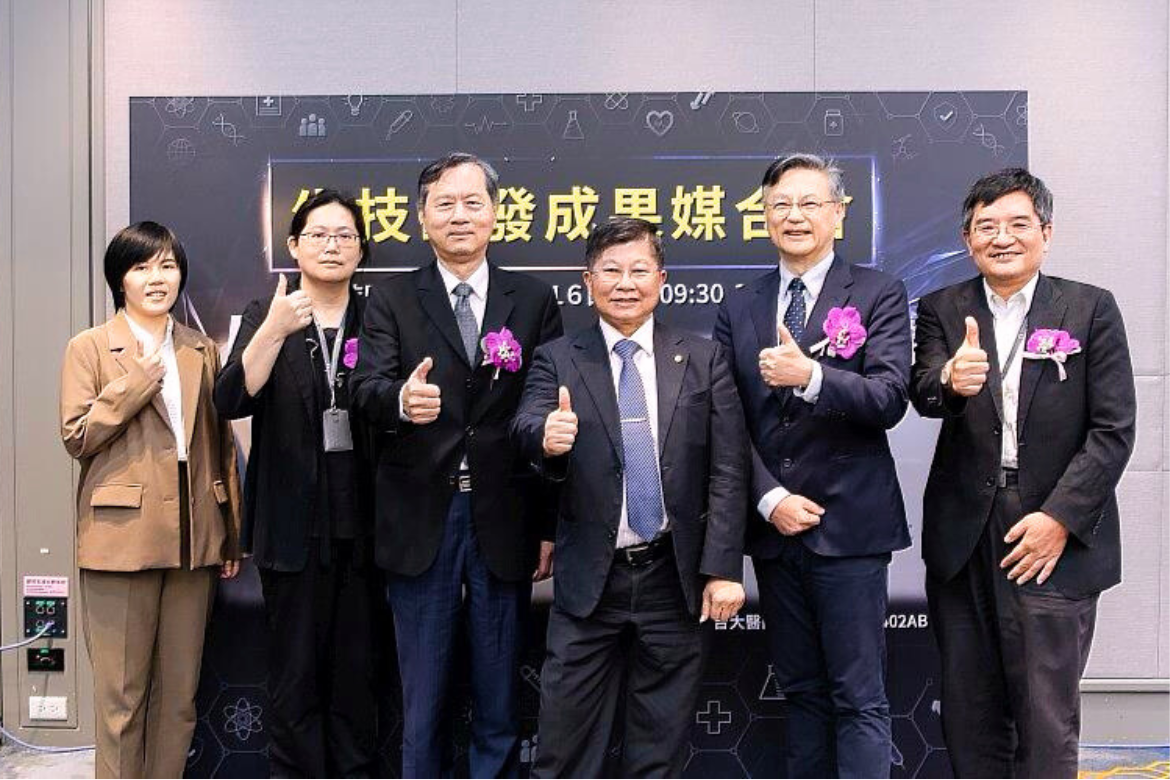 Vice President Tzu-Hao Cheng of NYCU (second from right) poses for a photo with distinguished guests at the 2024 Biotechnology Research and Development Achievement Matchmaking Conference.