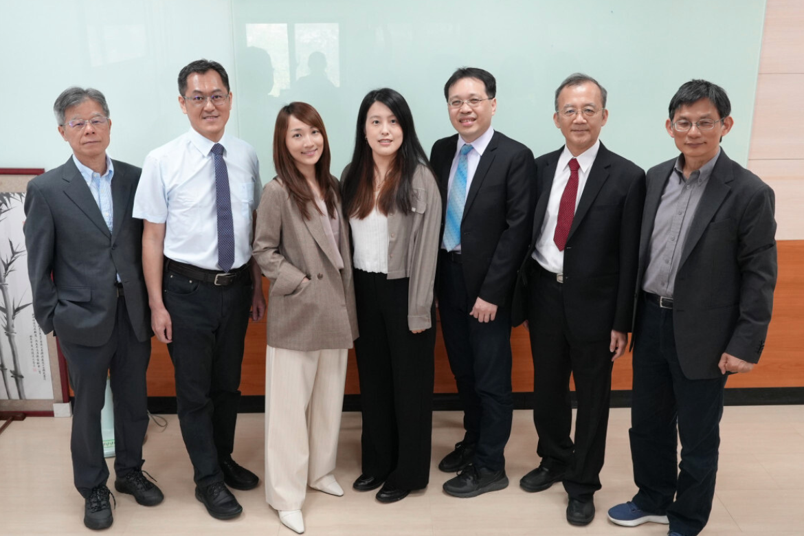 This year, the College of Computer Science at National Yang Ming Chiao Tung University welcomed two outstanding assistant professors: Yu-Chun Yen (third from the left) and Ting-Jung Chang (fourth from the left), pictured here with the dean, Jyh-Cheng Chen (second from the left), and other colleagues from the college.