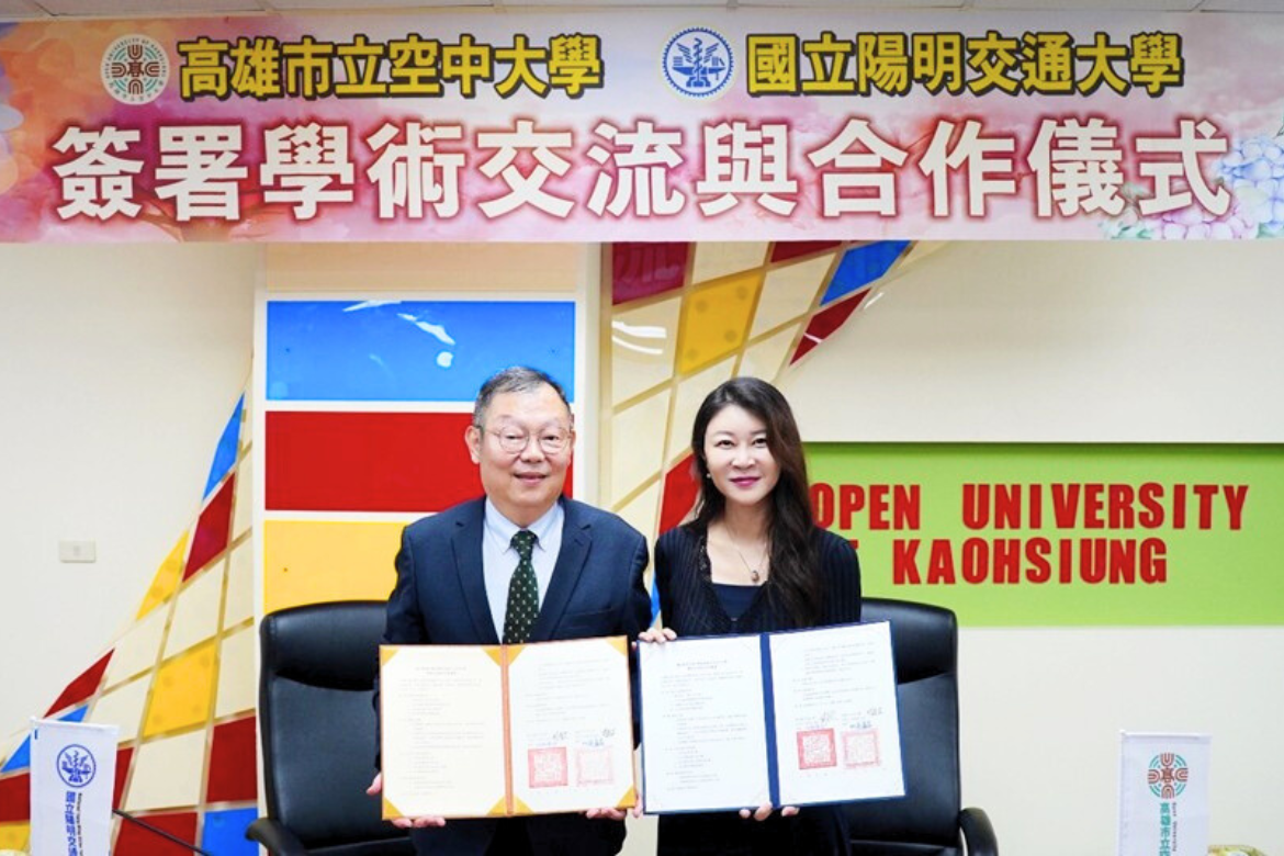NYCU President Chi-Hung Lin (left) and OUK President Chia-Ju Liu (right) jointly signed the MOU.