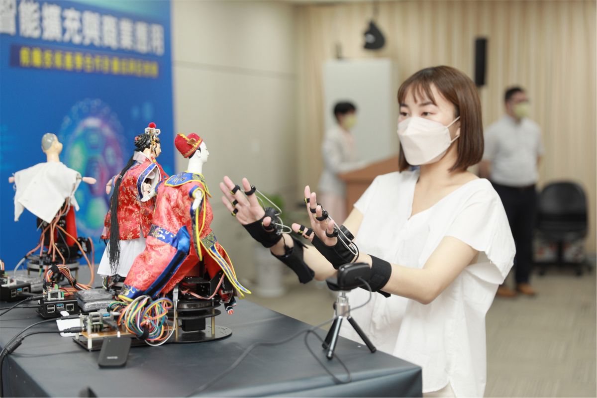 The creation "Machine Heart," led by Associate Professor He-Lin Luo, was showcased at the Ars Electronica Center in Linz.