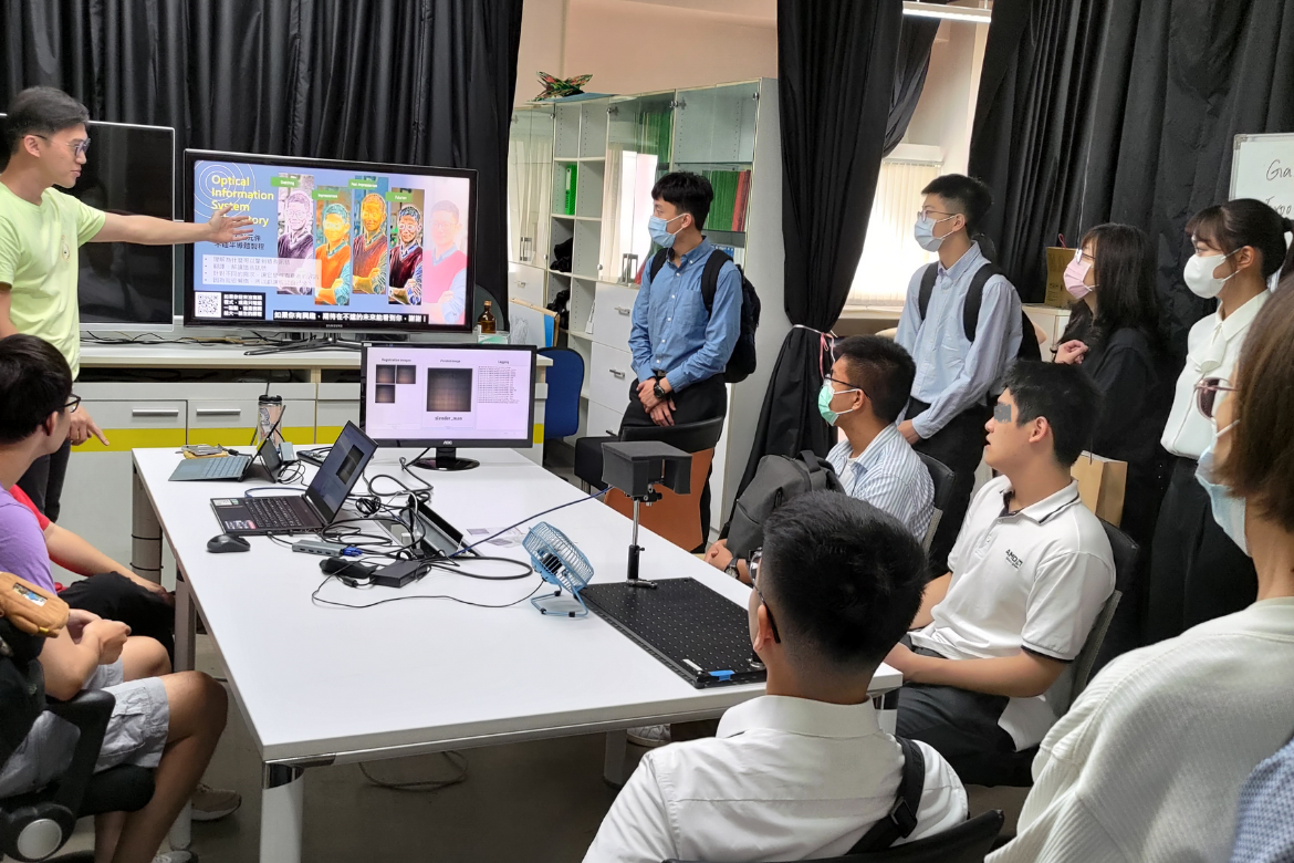 Prospective students and their parents visit the NYCU's Department of Photonics exhibition during admission.