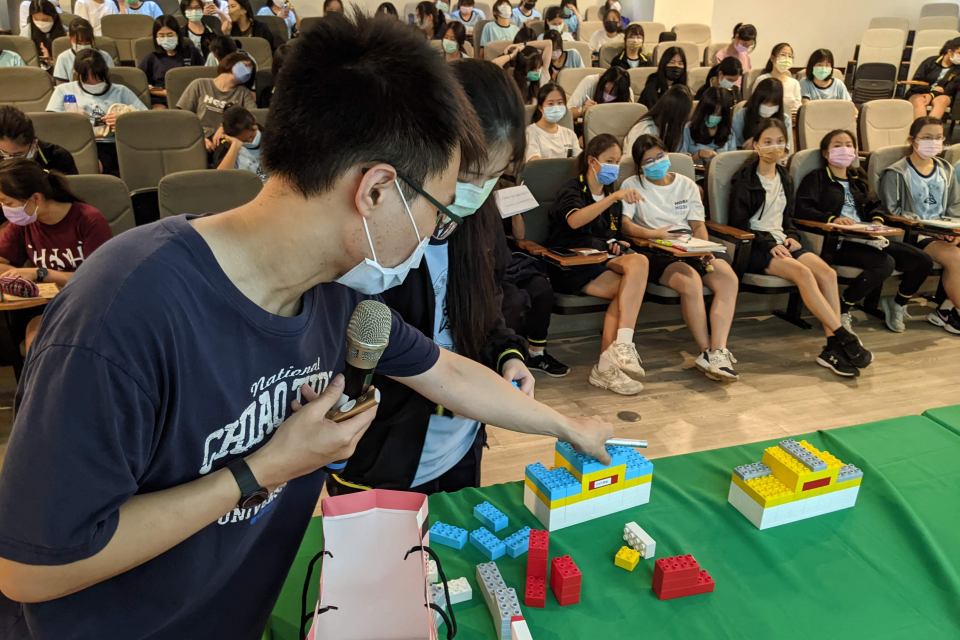 The “Big Brother and Big Sister Talk Semiconductors” program involves NYCU students sharing their knowledge of semiconductor IC design with high school students, with guidance from teachers and professors.