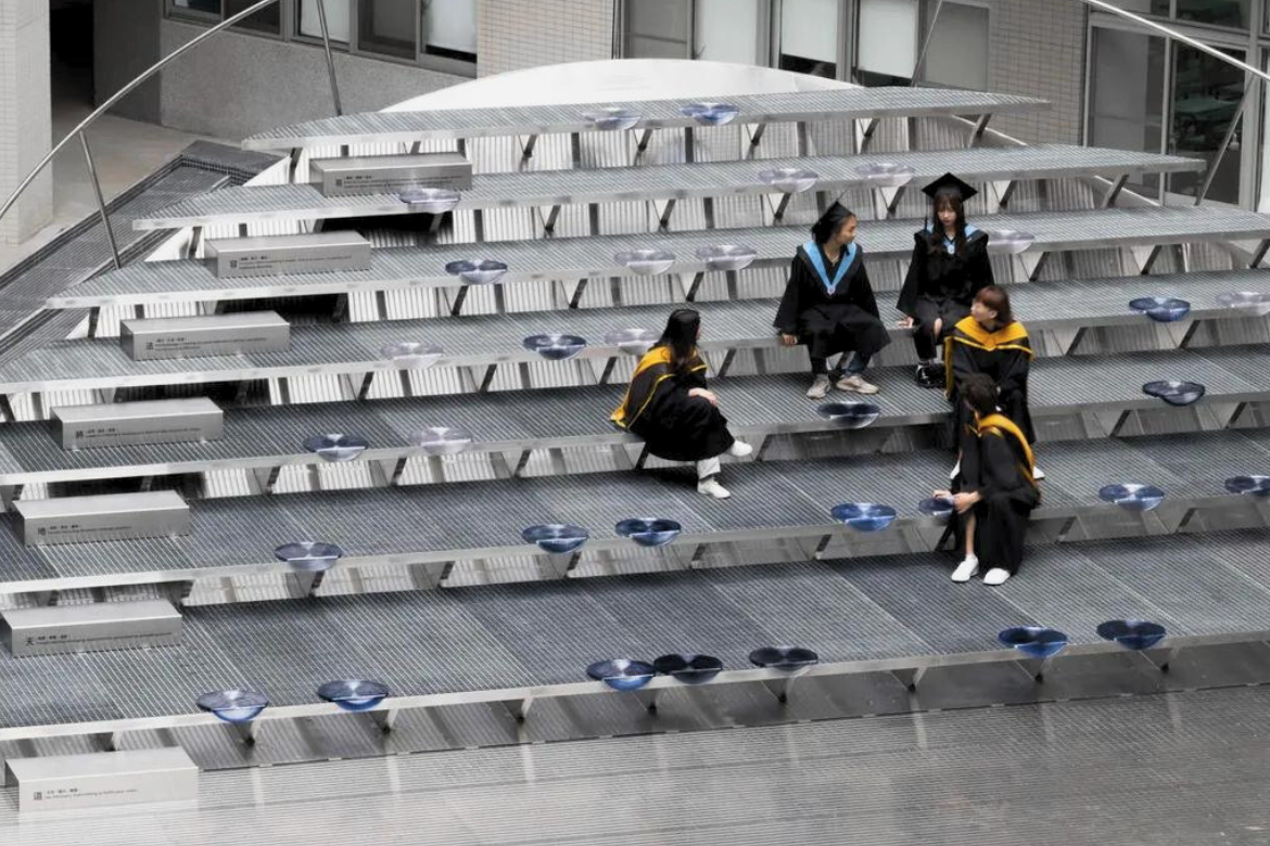 “The Dr. Yen-Son (Paul) Huang Courtyard” is designed to be both a seating and movable space, allowing faculty and students to sit comfortably and engage in interactions and discussions. (Photo from JC. Architecture & Design)