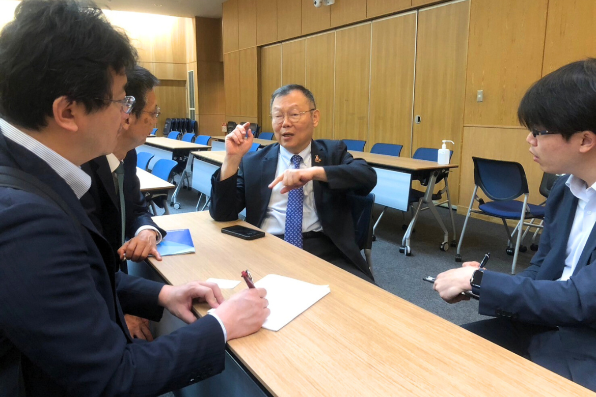 Japanese media interviewed President Lin Chi-Hung (second from right) at Hokkaido University.