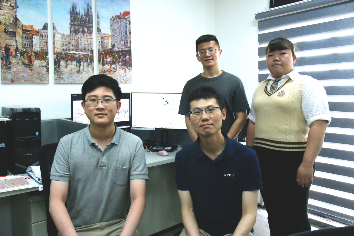Led by Associate Professor Kun-Chih Chen (front row, right), the CERES Lab research team has made breakthroughs in multi-core chip thermal management technology.