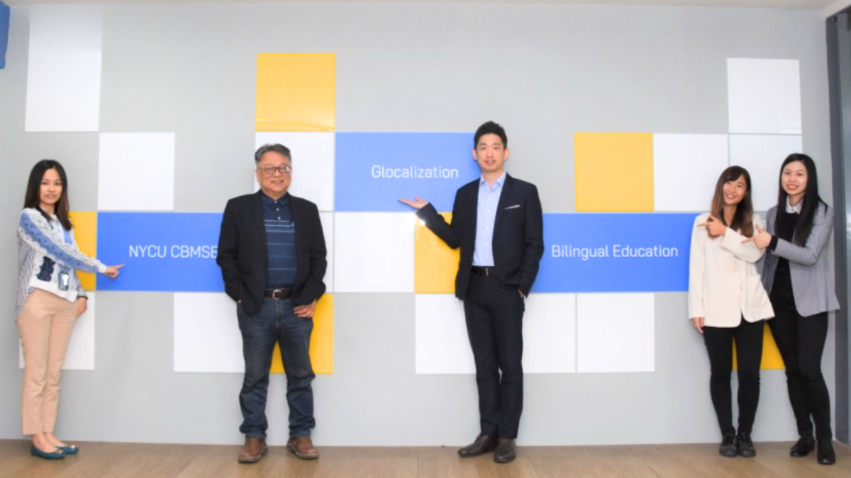With the support of NYCU and the Ministry of Education, the CBMSE at NYCU is committed to developing into a bilingual college. The Bilingual Program Promotion Task Force is led by Associate Professor Chia-Feng Lu (center) as the chair and Assistant Professor Yu-Chieh Kao (first from the left) as the vice chair. The task force is supervised by Chun-Li Lin (second from the left), the Dean and Distinguished Professor of the CBMSE, and Vice President Shun-Hua Wei.