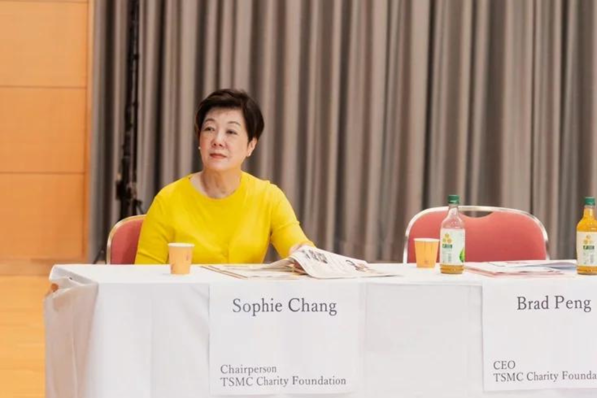 Sophie Chang, Chairperson of the TSMC Charity Foundation, shared her experiences leading TSMC corporate volunteers in social welfare activities, emphasizing the value and emotional rewards gained by employees through volunteer work. (Photo provided by Liang-Kung Chen)