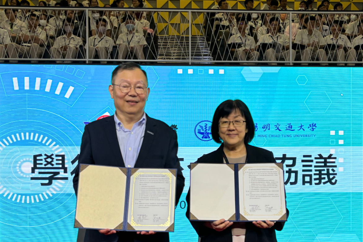 President Chi-Hung Lin of NYCU and Principal Li-Chi Wu of Pin Hwa High School in Klang Sign Memorandum of Understanding.