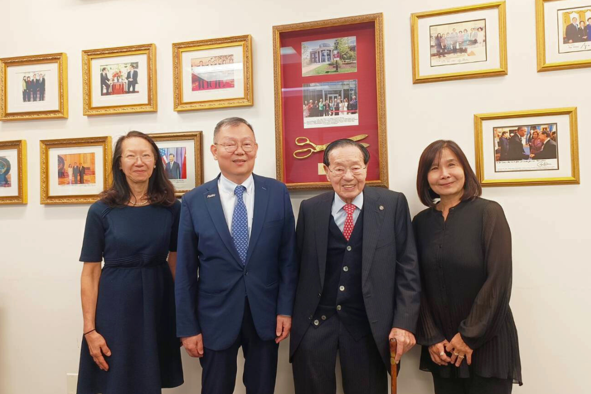 President Chi-Hung Lin (second from left) and Professor Kuei-Ann Wen (first from right) traveled to the U.S before the Mid-Autumn Festival to attend the Jiao Tong American Alumni Association, where they had a joyful reunion with Honorary Doctor James S. C. Chao (second from right).