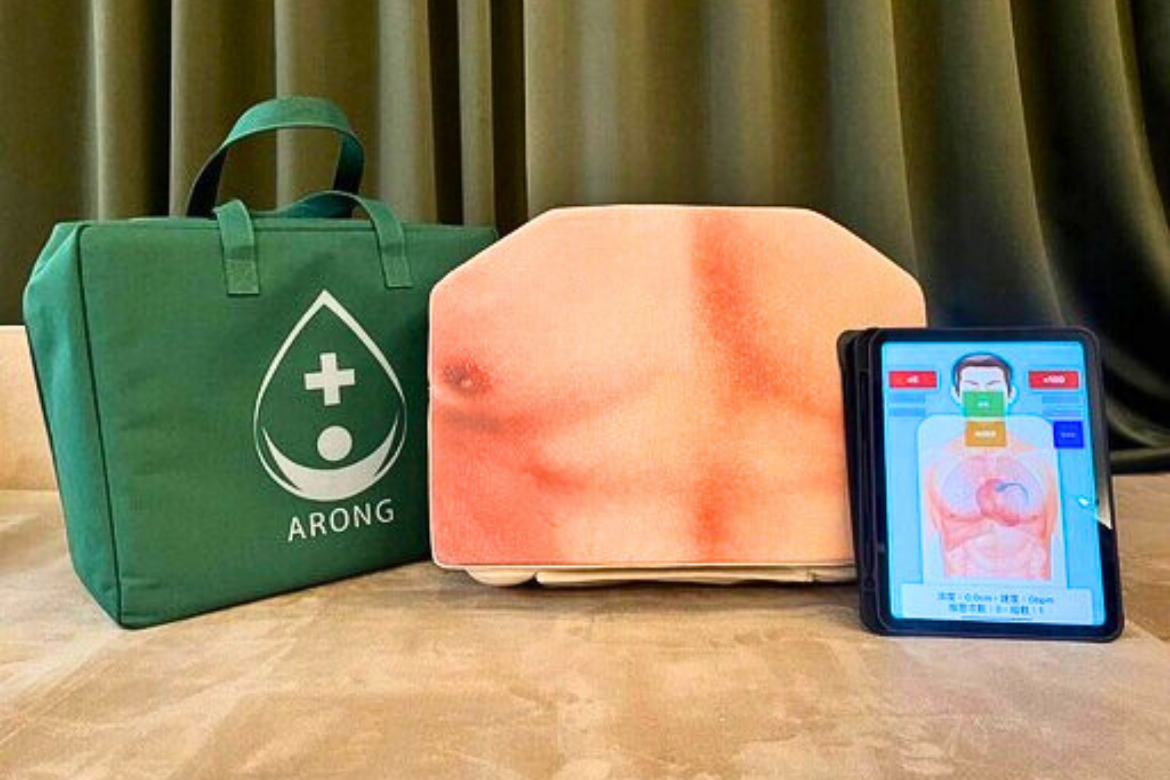 The team from NYCU and TVGH designed the remote collaboration emergency training system, “ARONG,” which is suitable for training emergency responders in rural areas.