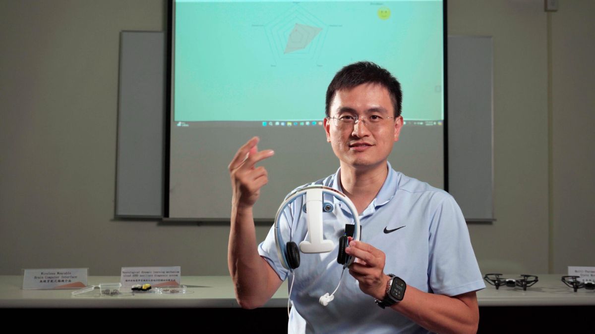 Dr. Li-Wei Ko, Professor at the Department of Electronics and Electrical Engineering at NYCU, leads the team that developed a non-invasive, wearable BCI device using graphene sensors and AI, applied in stroke rehabilitation, ADHD diagnosis, sleep improvement, and migraine treatment. (Photo from ZDunemployed studio)
