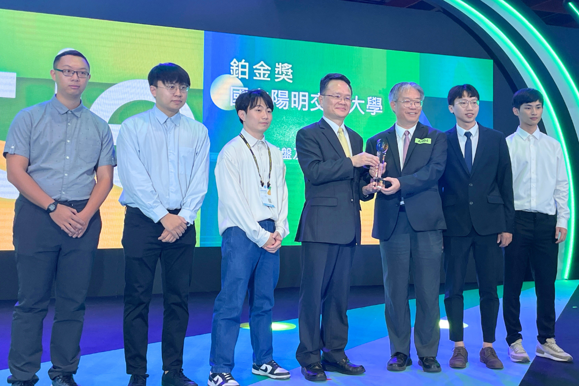 Professor Meng Ou-Yang’s team (third from the right) was honored with the highest distinction, the Platinum Award.