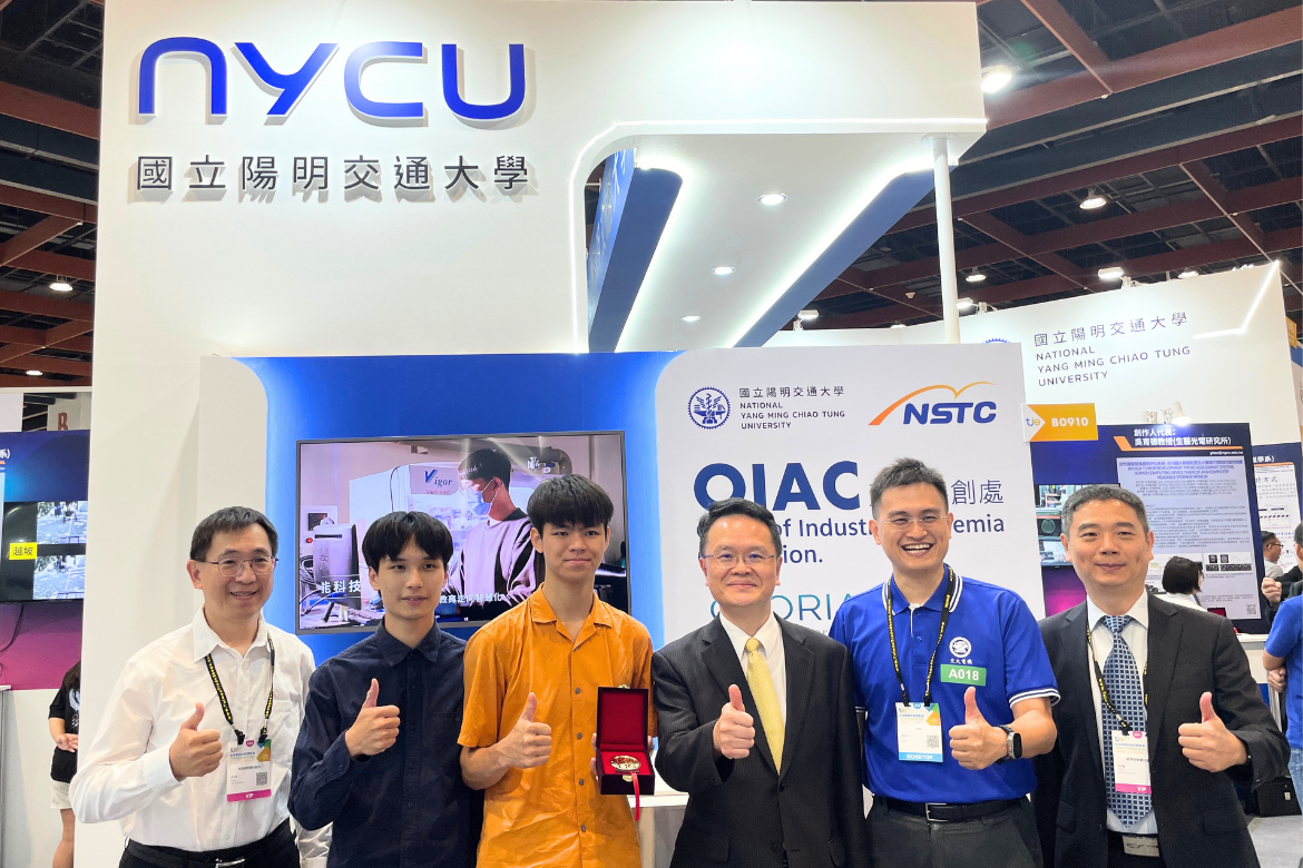 Director Cheng-Wei Liao of the Intellectual Property Office (third from the right) took a special photo with the award-winning team of Professor Li-Wei Ko (second from the right) from NYCU.